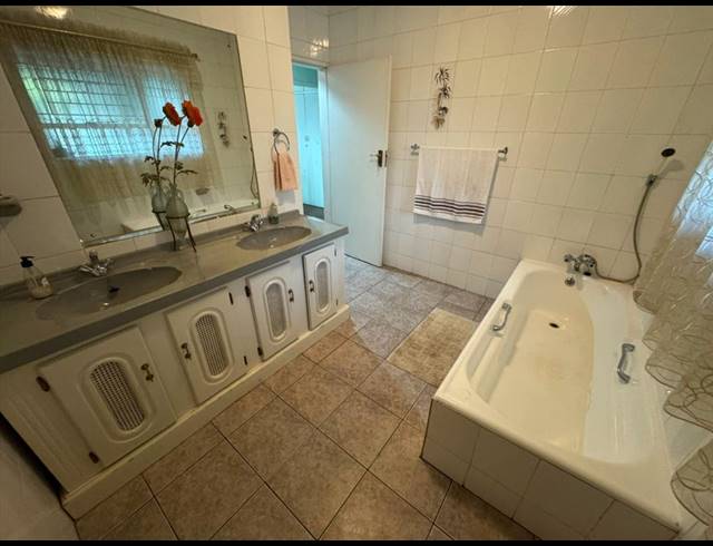 4 BEDROOM FREESTANDING FOR SALE IN GLEN MARAIS